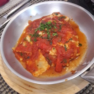 Ravioli de Carne Salteado Al Fileto Di Pomodoro