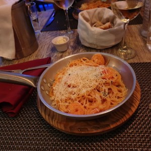 Spaghetti a la marsellesa con camarones