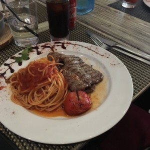 Filete de Carne con Pasta a la salsa Roja