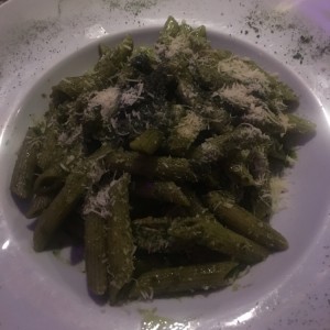 Pasta con pesto y pollo