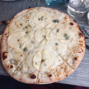 Pizza de manzana y queso azul 