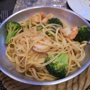 Fetuccini con Camarones y Brocoli al Oleo