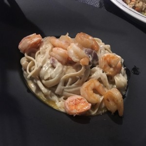 Fetuchini strega con camarones