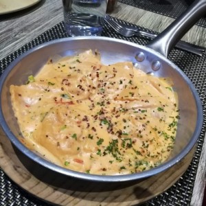 Ravioli de Salmon Ahumado y Queso Ricotta, a la Crema de Cebollina