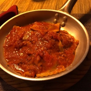 Ravioli de Carne Salteado Al Fileto Di Pomodoro