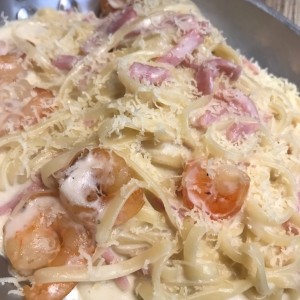 Linguini en salsa Alfredo con camarones