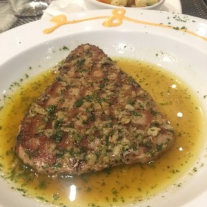 Lomo de atun al ajillo