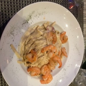 Fettuccine a la Strega con camarones