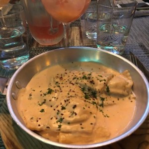 Ravioli de Salmon Ahumado y Queso Ricotta, a la Crema de Cebollina