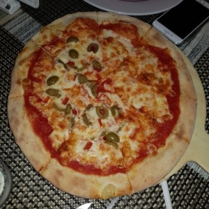 Pizza Queso y Aceitunas Verdes