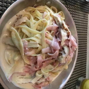 Fettuccine Alfredo con Pollo