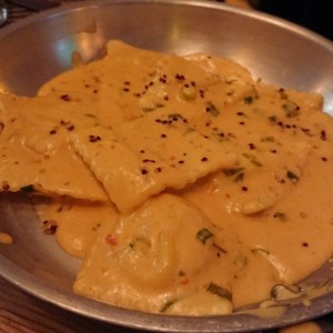 Ravioli de Salmon Ahumado y Queso Ricotta, a la Crema de Cebollina