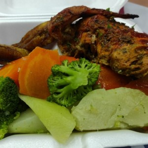 Pollo asado, tajadas y vegetales hervidos