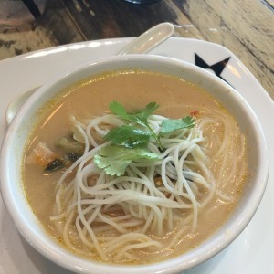 Sopa Thom Kha Gai - Pollo con leche de coco y fideos estilo Tai