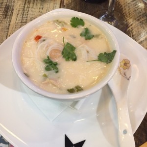 sopa tailandesa con coco, jengibre, pollo, cilantro, fideos de arriz muy muy rica !!!