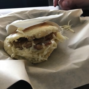 arepa de pernil y queso