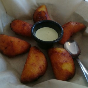 Empanaditas surtidas, pollo, carne y queso, con salsa de ajo