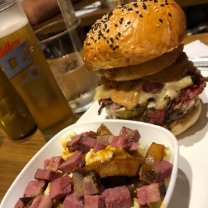 Maxi Sexy Fucking Burger with potatoes poutine with smoked meat