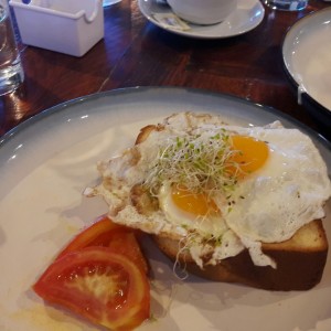 Tostada especial: huevos fritos sobre brioche casero con guacamole 