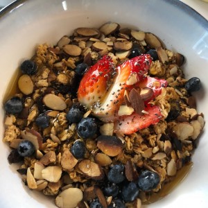 granola yogurt bowl