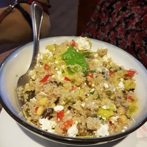 Quinoa salad con feta