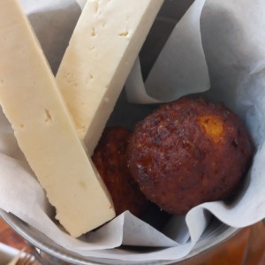 Buñuelo/Torrejas y queso blanco