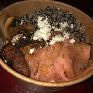 bowl de quinoa con salmon ahimado y hongos portobello
