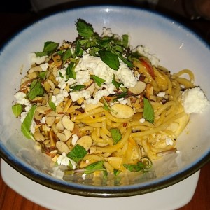 Pasta con pollo y almendras