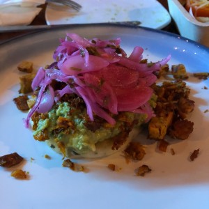 Arepa de Yuca, con guacamole, pollo y cebolla morada