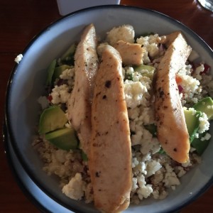 ensalada de quinoa con extra de pollo 