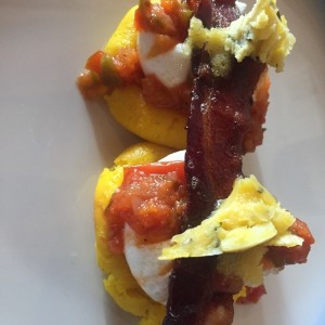 huevos escalfados sobre changa y bacon