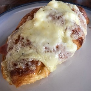 croissant de jamon y queso