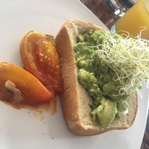 Tostada con aguacate