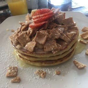 Pancakes con ciniminis y leche condensada