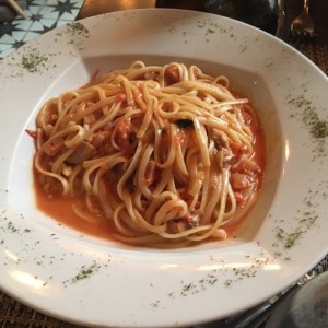 linguini con salsa de Bacon, tomate, hierbas y cebolla