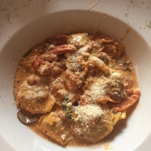 Raviolis de carne con salsa de tomate, hongos y trufa