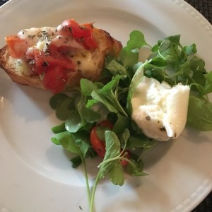 ensalada burrata y buschetta