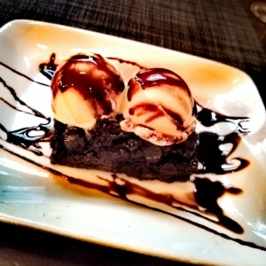 Brownie con helado 