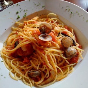 spaghetti (senza glutine) frutti di mare in suco di pomodoro