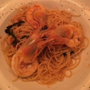 Pasta con langostinos al olio