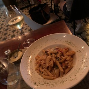 pasta penne con salmon y vino blanco 