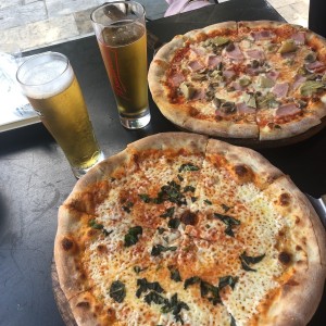 Pizza Margarita y Caprichosa