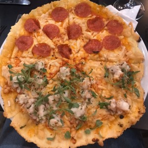 pizza gluten free peperonni y mitad langostino y cilantro