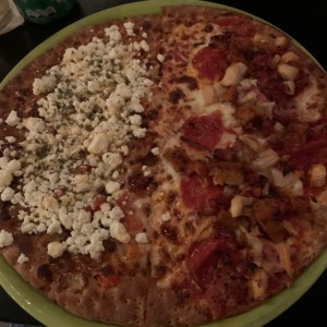 pizza mitad queso feta y mitad 4 cuarnes