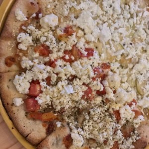 Pizza con manzana queso feta y tomate ?