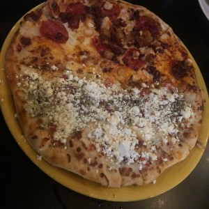 pizza 4 carnes con Queso feta y miel