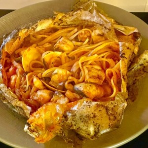 Linguini al Cartoccio (Salsa Pomodoro, Almejas, Langostinos y Trozos de Pescado Cobia)