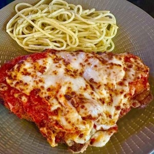 Milanesa de Res Parmesano con Spaghetti al Olio