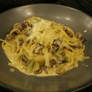 spaghetti con filete angus en salsa blanca