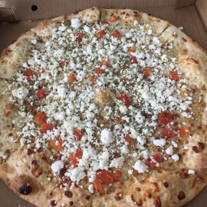 Pizza de tomate con queso feta